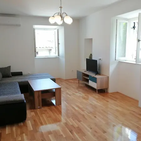 Erika Apartment Ika